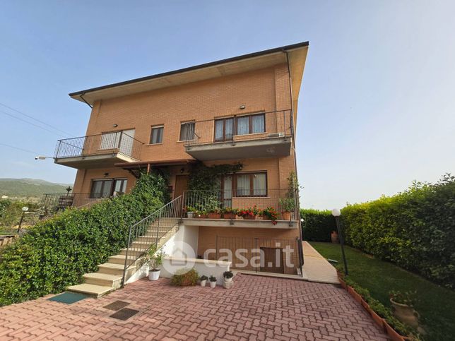 Casa bi/trifamiliare in residenziale in Via Onna 58