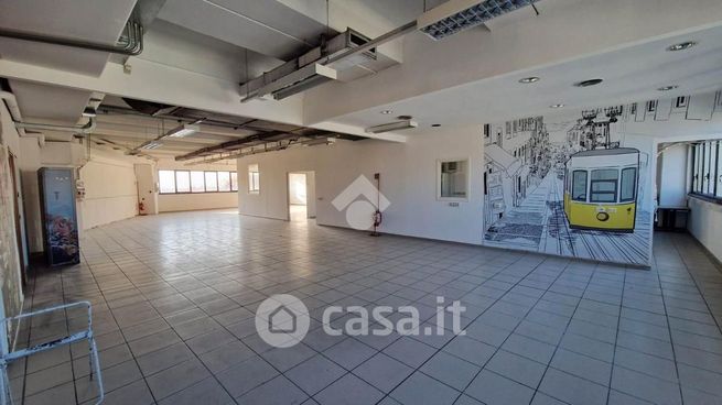 Capannone in commerciale in 