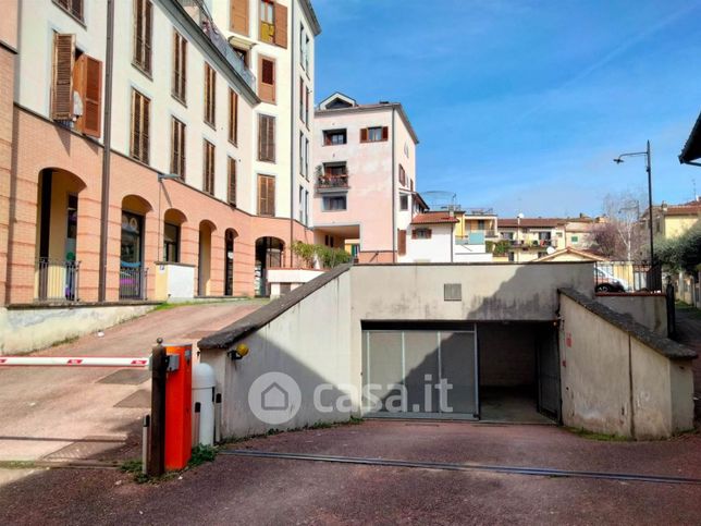 Garage/posto auto in residenziale in Via degli Argini