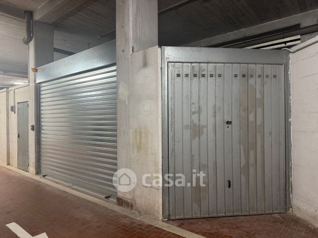 Box/posto auto in residenziale in Via Milano