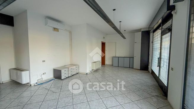 Ufficio in commerciale in Via Adamello 1