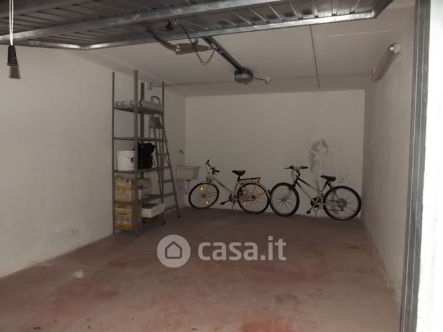 Box/posto auto in residenziale in Viale Cesare Nicolini 2