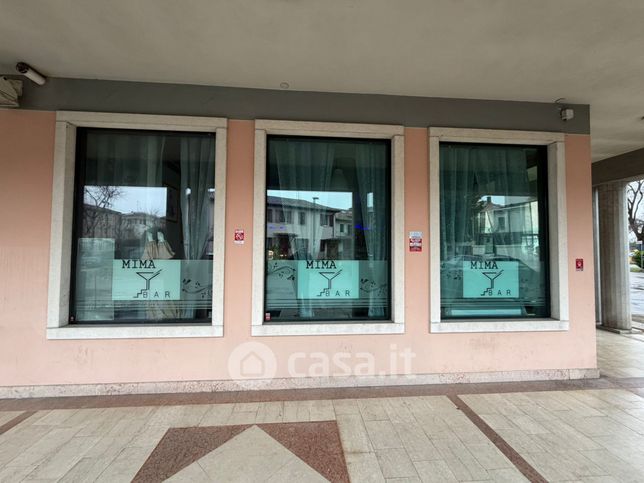 Negozio/locale commerciale in commerciale in Piazzetta Alcide De Gasperi 4