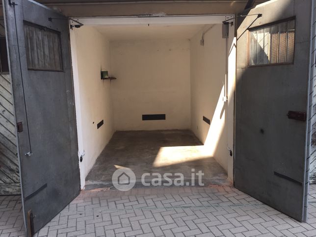 Box/posto auto in residenziale in Via Gian Matteo Giberti 9