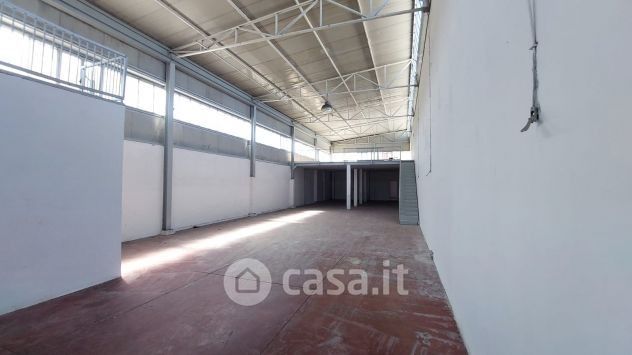 Capannone in commerciale in Via Grazia Deledda 68