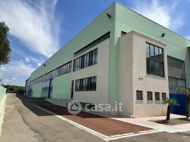 Capannone in commerciale in Contrada lezza