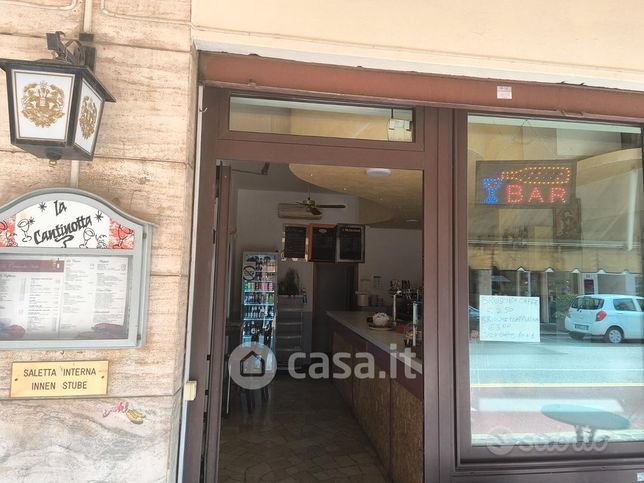 Negozio/locale commerciale in commerciale in Via Martiri d'Ungheria 84