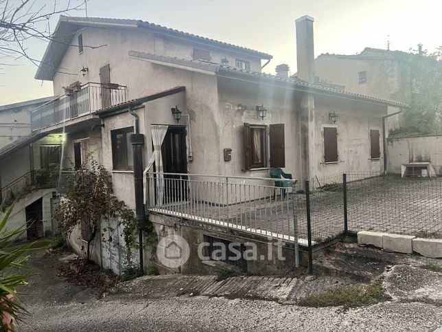 Villetta a schiera in residenziale in Frazione Avenale 77