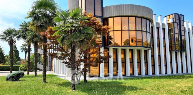 Capannone in commerciale in Via Luigi Cadorna 1