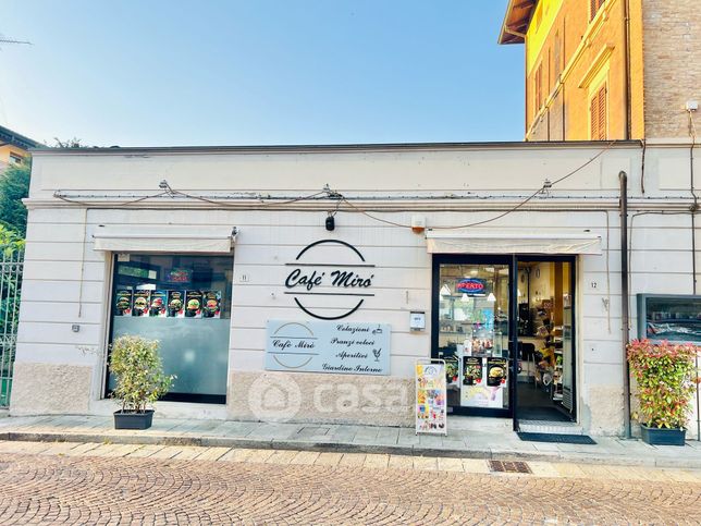 Attivitã /licenza (con o senza mura) in commerciale in Piazza Caduti LibertÃ  12