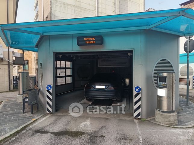 Box/posto auto in residenziale in Via Larino 10