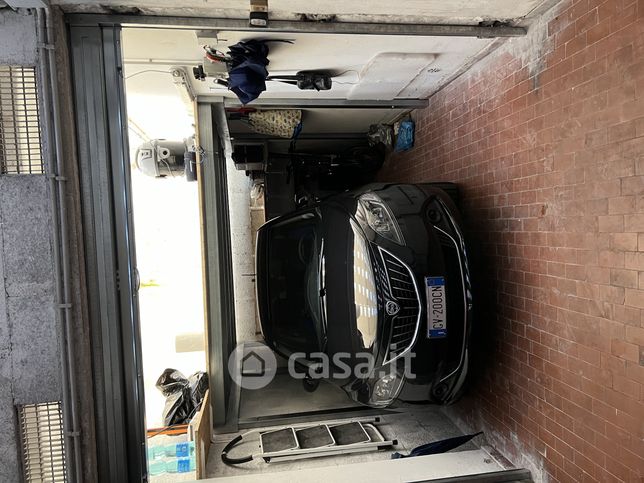 Garage/posto auto in residenziale in Via Yambo 13