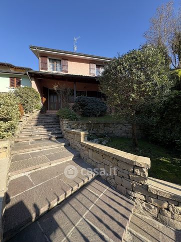 Villa in residenziale in Via Andrea d'Albino