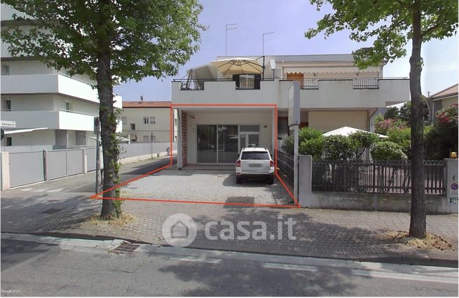 Negozio/locale commerciale in commerciale in Via Ippolito Pindemonte