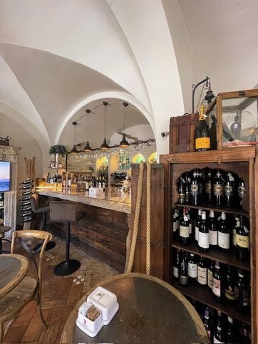 Attività/licenza (con o senza mura) in commerciale in Via Regina Elena