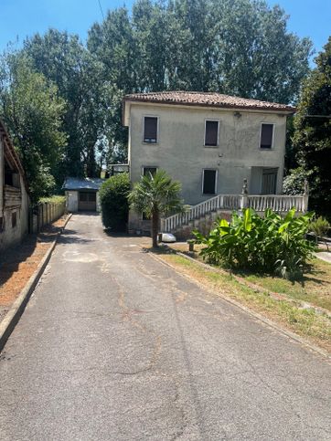 Casa indipendente in residenziale in Via Riviera Naviglio 8