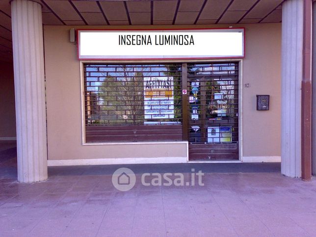 Attivitã /licenza (con o senza mura) in commerciale in Piazza Molise 17