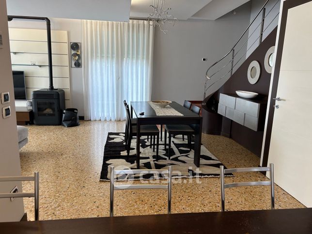 Casa bi/trifamiliare in residenziale in 