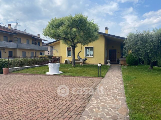 Villa in residenziale in Via Monte Baldo