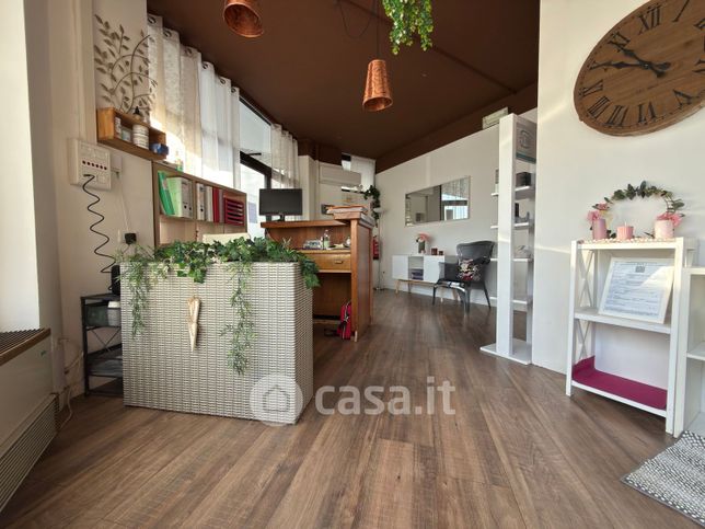 Negozio/locale commerciale in commerciale in Via Padre Eusebio Iori