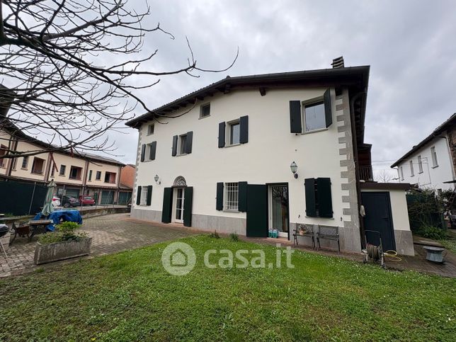 Casa bi/trifamiliare in residenziale in Via Villa