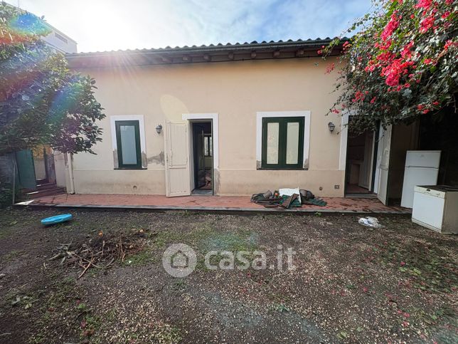 Casa indipendente in residenziale in Via Policastro 46