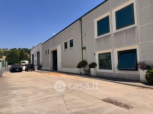 Capannone in commerciale in Via Ferrante Ferranti 27