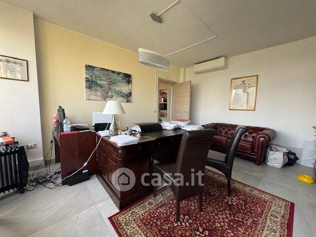 Ufficio in commerciale in Via Pietro Giardini