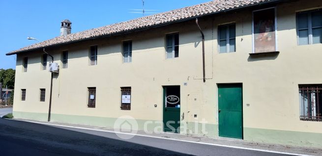 Negozio/locale commerciale in commerciale in Via Maestra 85