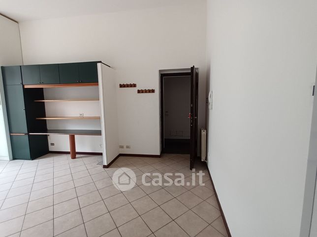 Ufficio in commerciale in Via Como 26