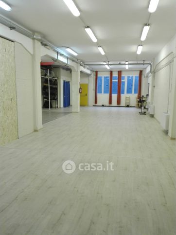 Negozio/locale commerciale in commerciale in Via dei Giustiniani 10