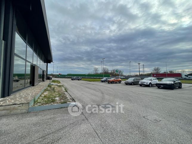 Capannone in commerciale in Via del Lavoro