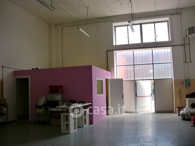Capannone in commerciale in Via Sandro Pertini 4
