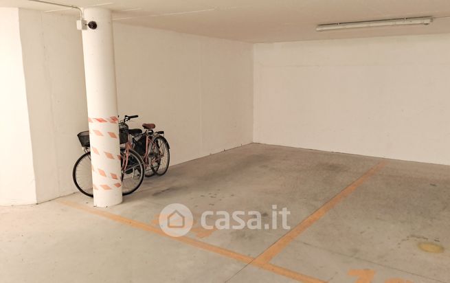 Box/posto auto in residenziale in Raggio di Levante 4a
