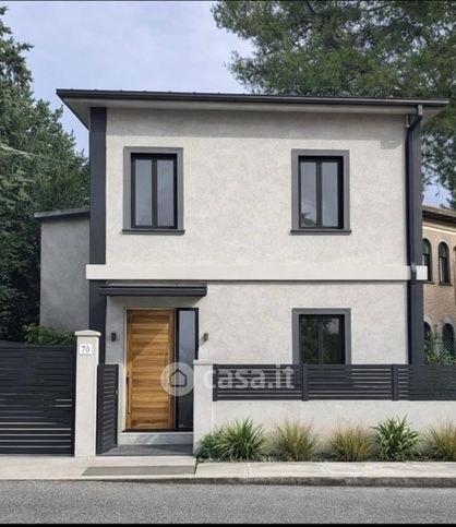 Casa indipendente in residenziale in Via Giovanni Crocioni