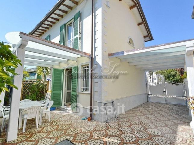 Casa indipendente in residenziale in Via Vittorio Veneto 22