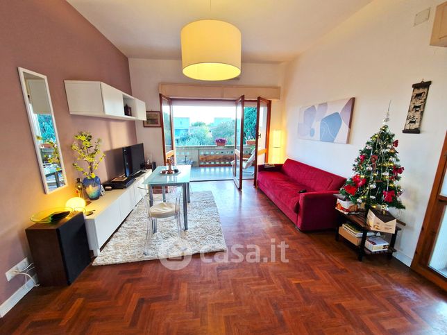 Casa bi/trifamiliare in residenziale in Via Tronto 10