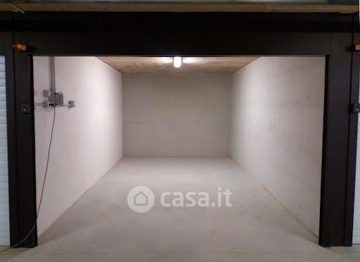 Box/posto auto in residenziale in Via San Cosmo Fuori Porta Nolana