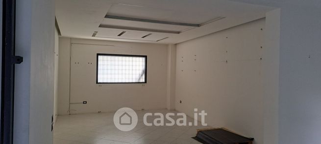 Negozio/locale commerciale in commerciale in Via Caprio Maddaloni 138