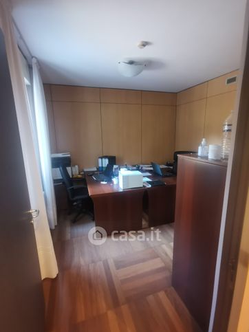 Ufficio in commerciale in Via San Colombano 43