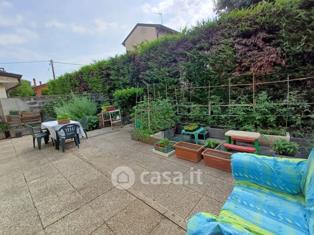 Casa bi/trifamiliare in residenziale in Via Alte 73