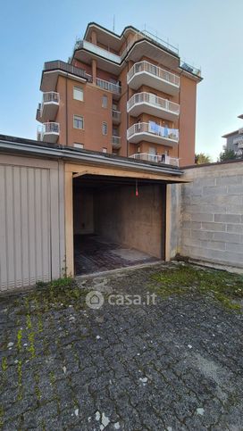 Box/posto auto in residenziale in Via Ugo Foscolo