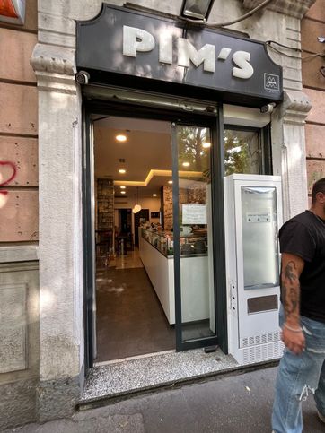 Negozio/locale commerciale in commerciale in Via Andrea Solari 34