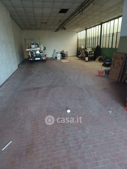 Capannone in commerciale in 