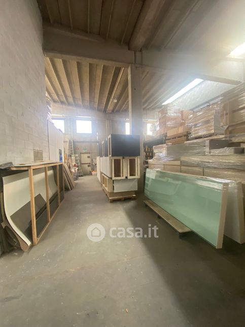 Capannone in commerciale in 