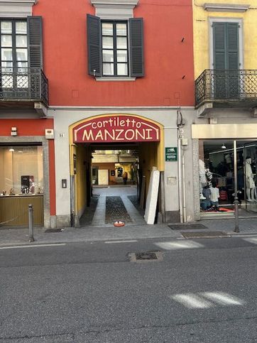 Negozio/locale commerciale in commerciale in Via Alessandro Manzoni 12