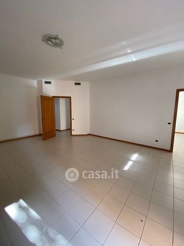 Ufficio in commerciale in 