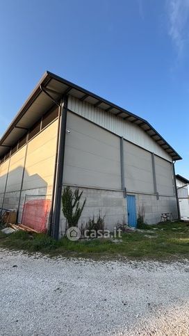 Capannone in commerciale in Via Attimis
