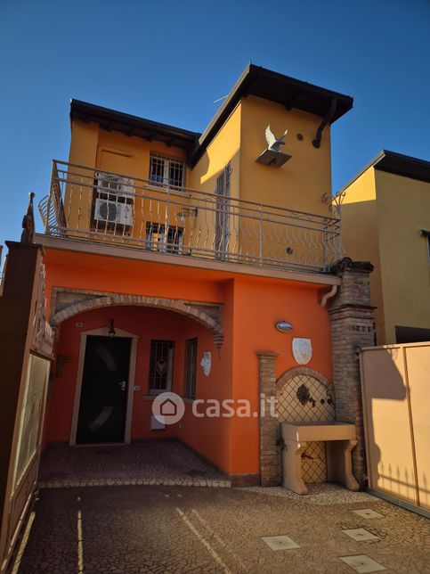 Casa indipendente in residenziale in Via Treviglio 42