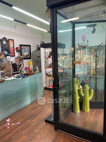 Negozio/locale commerciale in commerciale in Via Vallazze 115